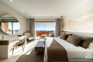 Modern Elegance Meets Serene Luxury: Exquisite 4-Bedroom Luxury Apartment in Marbella's Prestigious Les Belvederes